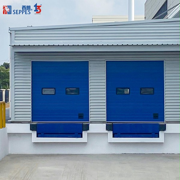 订制蓝色门板与装卸货平台联动	 订制蓝色门板与装卸货平台联动